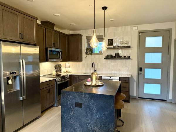 $1850.00 / 1br - 665ft2 - Beautiful Condo with Private Fenced Outdoor Space!63615696177283123