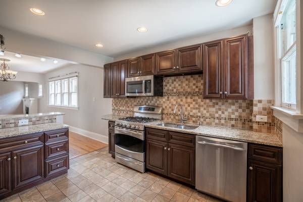 $2,650 / 2br - 1050ft2 - Congress Park 1st Floor Unit Available October 1st63666650279425124