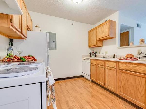 $735 / 3br - 925ft2 - Reserve Your New Home, Pet Friendly Community, Kitchen Serving Counter (Chillicothe)63659984838147124