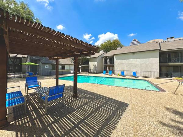 $1,225 / 2br - 1012ft2 - Abundant space in your new 2 bed 2 bath, along with washer and dryer (Dallas)63796477205377123