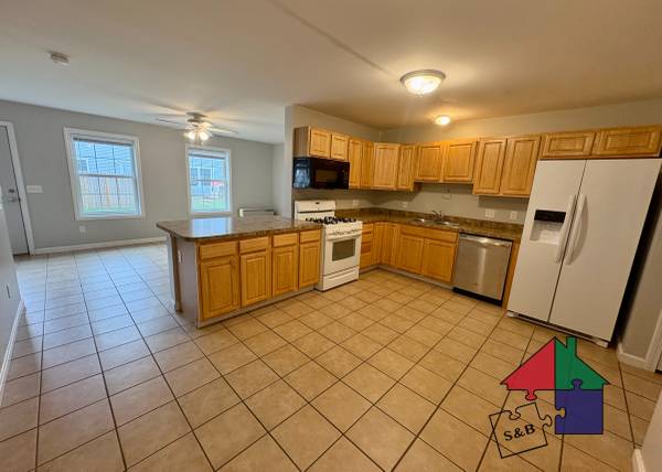 1 Large Pet Friendly 3BR Townhouse! 1