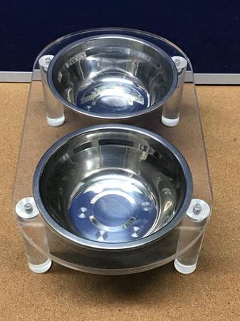 Cuencos duales para mascotas en soporte grande de acrílico - $25 (Union Square)63471466989441121