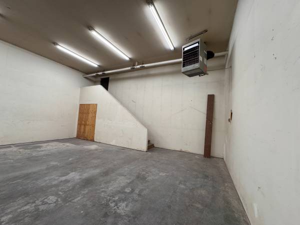 $3,140 / 2325ft2 - Warehouse / Shop with small office on Southside (Anchorage)63416718800003122