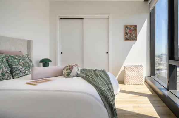 $2,726 / 1br - 692ft2 - Dog Spa, Sky Deck, Floor to Ceiling Views, WD (oakland lake merritt / grand)63657946731267124