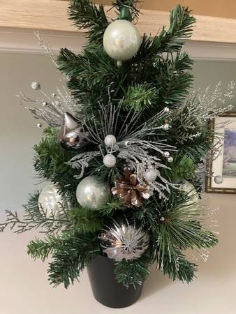 ****NEW CHRISTMAS TREE WITH ORNAMENTS & MORE**** 1