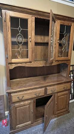 Beautiful Dark Oak China Hutch - $125 (Sioux Falls)634423072309771221