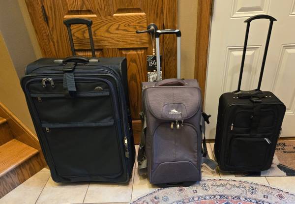 Suitcases - $20 (Sioux Falls)63471124235779121