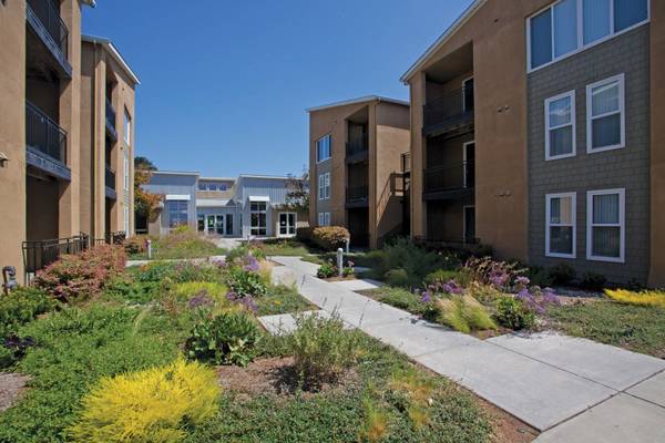 $4,554 / 2br - 1016ft2 - Clubhouse Lounge, Pool/Spa, Laundry In-Unit (santa cruz)63994247785730124