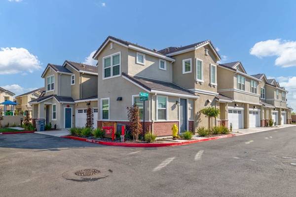 $2,950 / 2br - 1530ft2 - 9-Foot Ceilings, Refreshing Pool, Stainless-Steel Appliances (6122 Plaza Loop, Rocklin, CA)63844737684609123