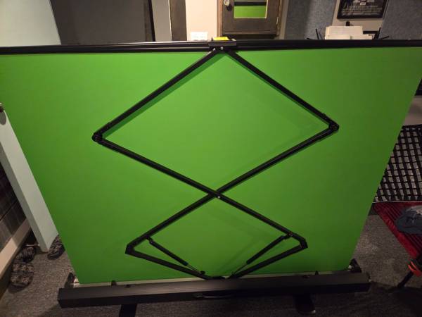 Retractable Green Screen 1