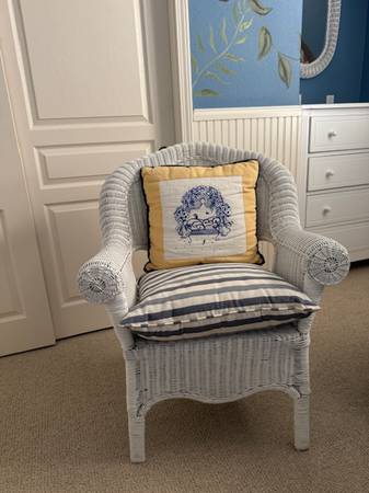 CUTE WHITE WICKER CHAIR 1