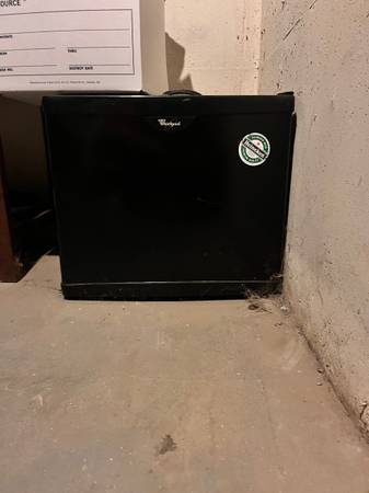 Mini Fridge $10! Refrigerator 1
