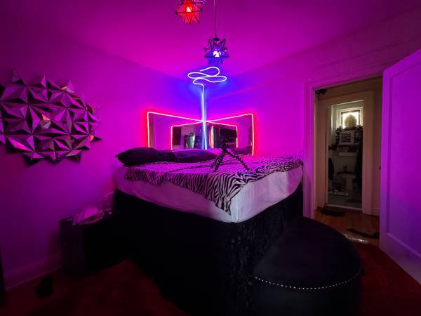 Bright Room Available in Friendly Home 1