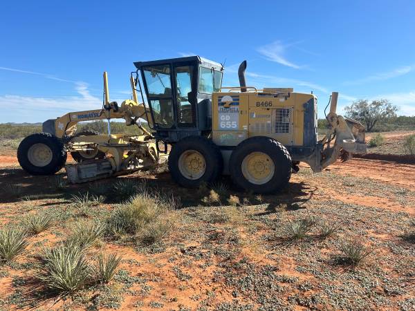 2007 Komatsu GD 655 grader 1