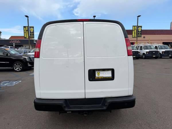 2017 Chevrolet Express 3500 - Photo 4