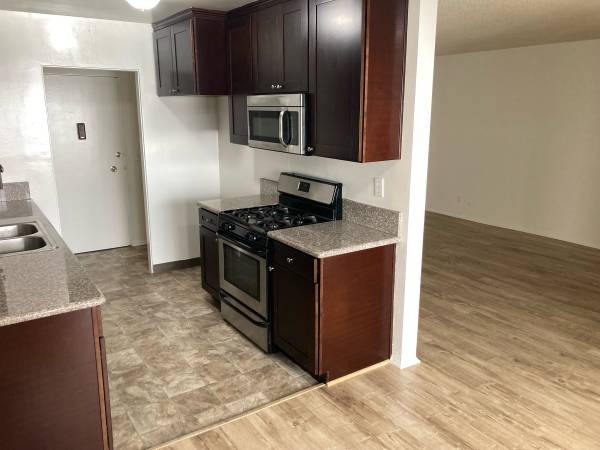 $1,900 / 1br - 1 block from Griffith Park! PARKING! Video Tour! (Los Feliz Griffith Park)63952926637058121