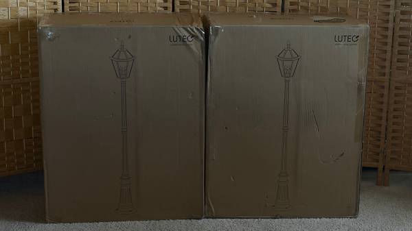 2  BRAND NEW OUTDOOR LANTERN POSTS 1