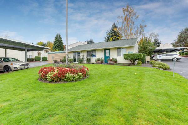 $1,545 / 2br - 900ft2 - One Month Free!  Top Floor Available! (Off the beaten path but close to everything!)63956649492995121