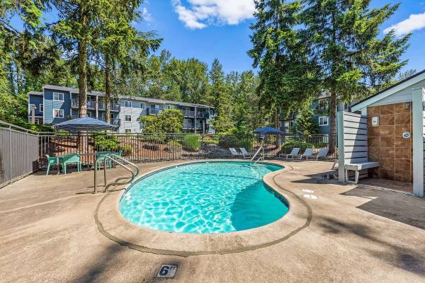 $1,412 / 425ft2 - Pool With Private Sundeck, Private outdoor living spaces (Tukwila)63808131356035120