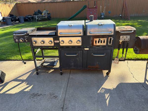 Used gas grill/smoker/griddle/sear 1