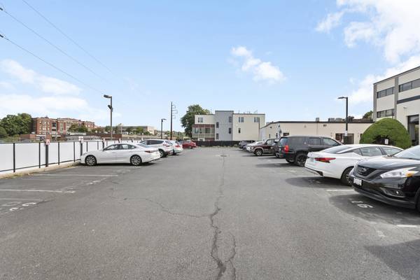 $800 / 180ft2 - OFFICE SPACE w / All Utilities Included!! (Malden / Eastern Ave)63612006320385121