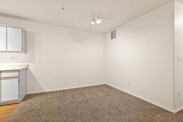 $1,625 / 2br - 855ft2 - You'll fall in LOVE with the VIEW! Rent Today! Convenient Location!64038884500737123