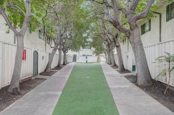Large Closets, Access to Los Gatos Trail, 2BD 2BA 1