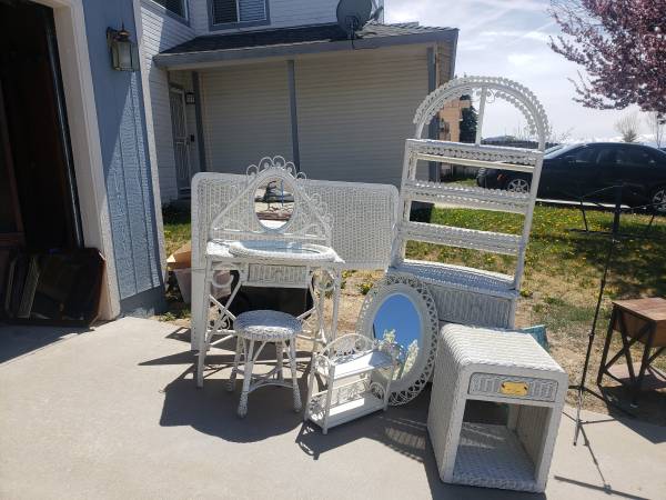 Wicker furniture. good condition. 1