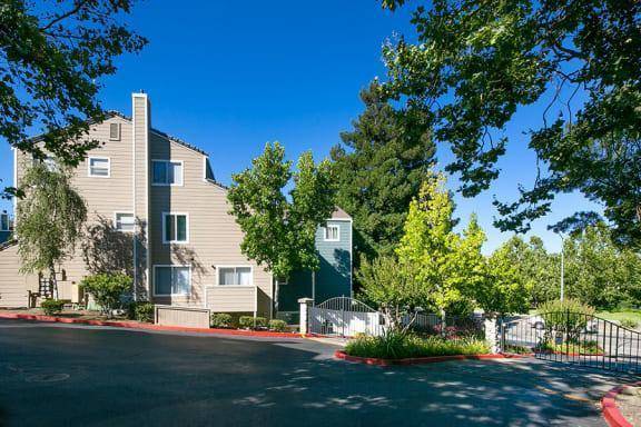 $2,340 / 2br - 960ft2 - Swimming Pool, Fitness Center, Gated Community, Air Conditioning (fairfield / vacaville)64049798651394122
