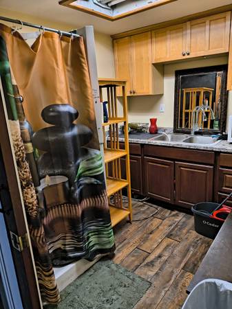 $300 / 1br - Unique space , weekly room for rent (point loma)63933116742275123