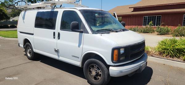 Furgón de trabajo Chevy 3500 de 1999, V8 de 350 automático, estante para escaleras, con jaula, listo para smog - $2.995 (San Marcos)63440201111171121