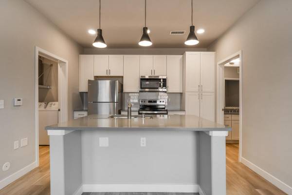 $2,113 / 2br - 1025ft2 - State-of-the-Art Fitness Center, Walk-in Closets, Gourmet Kitchen (Santa Fe)63806092617857122
