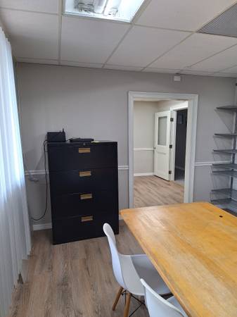 $800 / 266ft2 - OFFICE SPACE AND WAREHOUSE SPACE WITH PARKING (North Fort Myers)64151005905154124