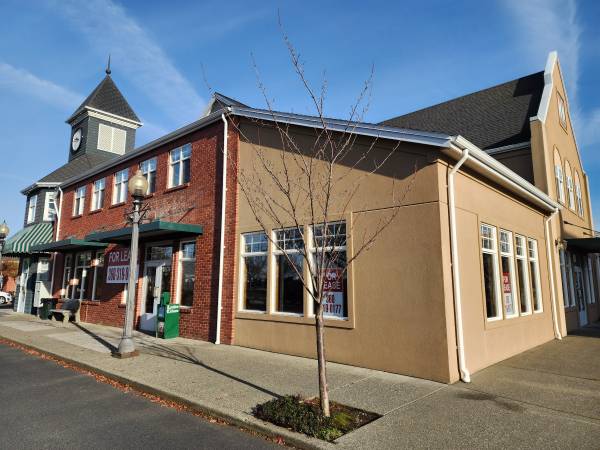 $1,500 / 700ft2 - Retail or Office in Bender Plaza (Lynden)64213544573571123