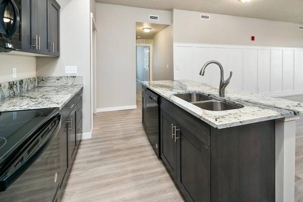 $1,865 / 3br - 1252ft2 - Carpet in Bedrooms, Year-Round Hot Tub, Vinyl Plank Flooring (Nampa)63981533953027122