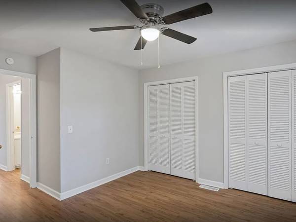 $1,270 / 2br - 980ft2 - Apartment For A Perfect Blend Of Comfort And Convenience. (Charleston)64016104468099120