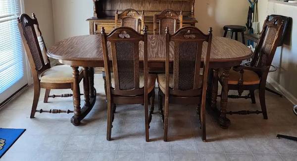 Table with 2 extenders and 6 chairs 1