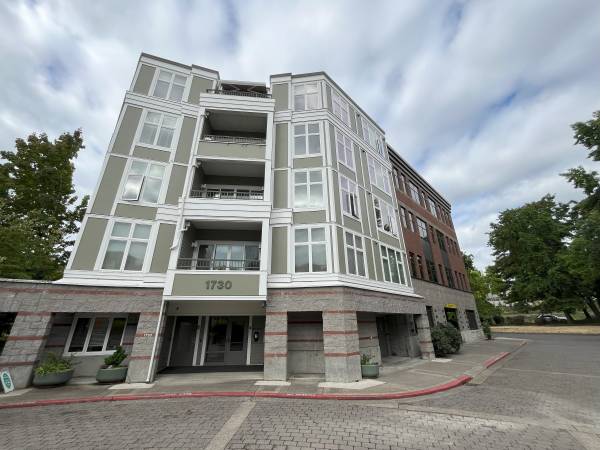 $2,395 / 1br - 900ft2 - Modern Condo Retreat Steps from Portland’s Vibrant Waterfront (Portland)63672601388035120