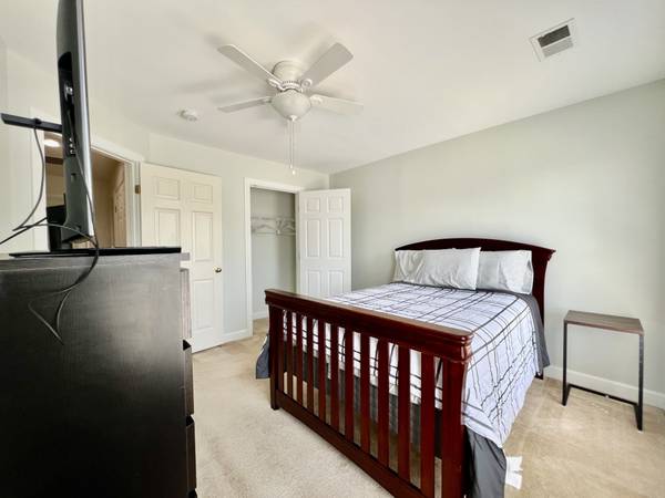 $1,000 / 3br - 156ft2 - BIG FURNISHED ROOM AVAILABLE FOR RENT NOW $1000.00 (Aldie-South Riding-Brambleton)64040193114113122