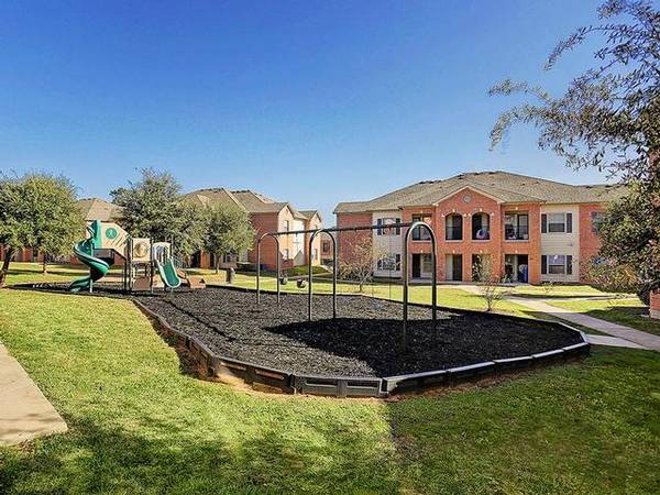 $1,269 / 2br - 992ft2 - Dishwasher And Stainless Double Sink With Disposal (Spring)63906679522050122