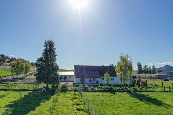 $899,000 / 4br - 2208ft2 - 10.59 Acres with 9.70 Irrigated Home & Barn (Prineville)63839292387713120