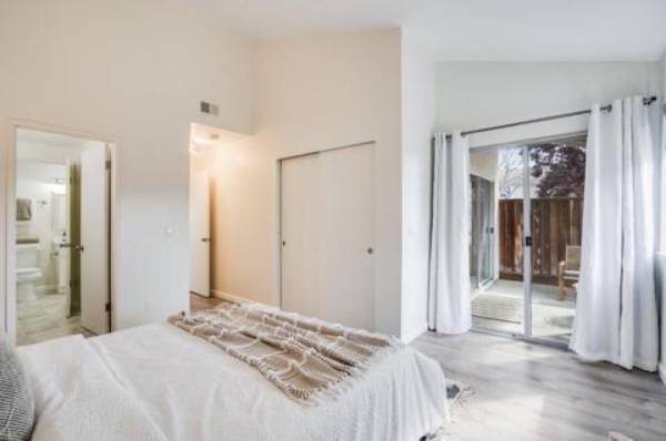 $1,200 / 2br - Centrally located within walking distance to Brewer Island Elementary school, PJ (San Mateo)64049798058242124
