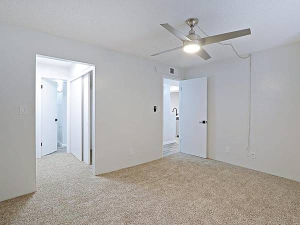 $1,369 / 2br - 988ft2 - Effortless Phoenix Living-Bright 2 BR w/ Fireplace & Balcony (Phoenix)64024994416258124