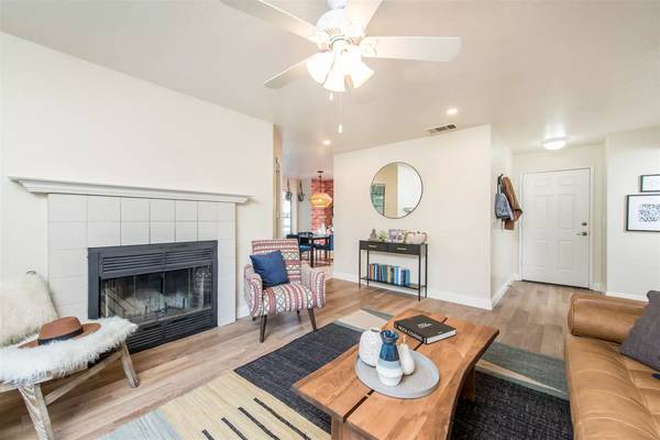 $2,010 / 2br - 1169ft2 - Claim your spot! 2 Bed / 2 Bath available! (Fresno - Fresno)63798508692483124