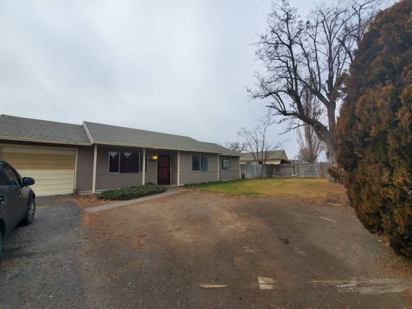 $1,695 / 3br - 1064ft2 - 1209 Pershing Rd (Moses Lake)63793059894017121