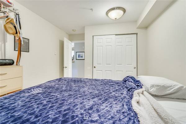 $1,500 / 1br - 677ft2 - Well-maintained and updated ground floor unit backed to a beautiful gr (Federal Way)63891325134337122