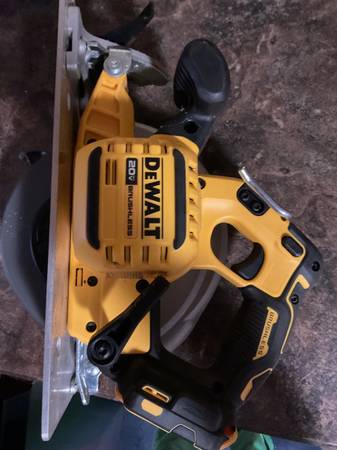 DeWalt 20V MAX Brushless Circular Saw DCS573B - Min 1