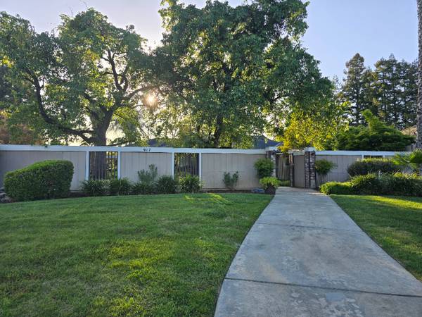 $2950.00 / 3br - Private Executive Home with Pool in Great Neighborhood63970305408898121