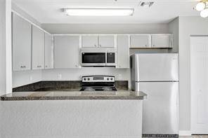 $2,700 / 3br - NICE LOOKING  3/2  TOWNHOUSE (Pembroke Park)64051006488065121