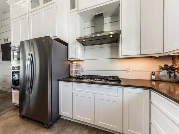 $2.449 / 3 habitaciones - 1.440 pies² - Encimeras de cuarzo blanco moteado o gris pizarra, iluminación LED (Pflugerville)63310799801473122